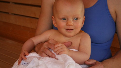 Baby mit Mutter in Sauna
